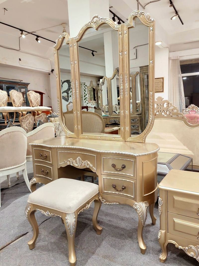 Dressing table with three mirrors in a champagne finish