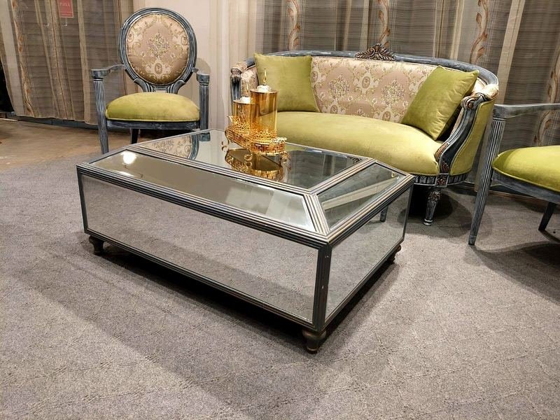 Coffee table with mirror panels